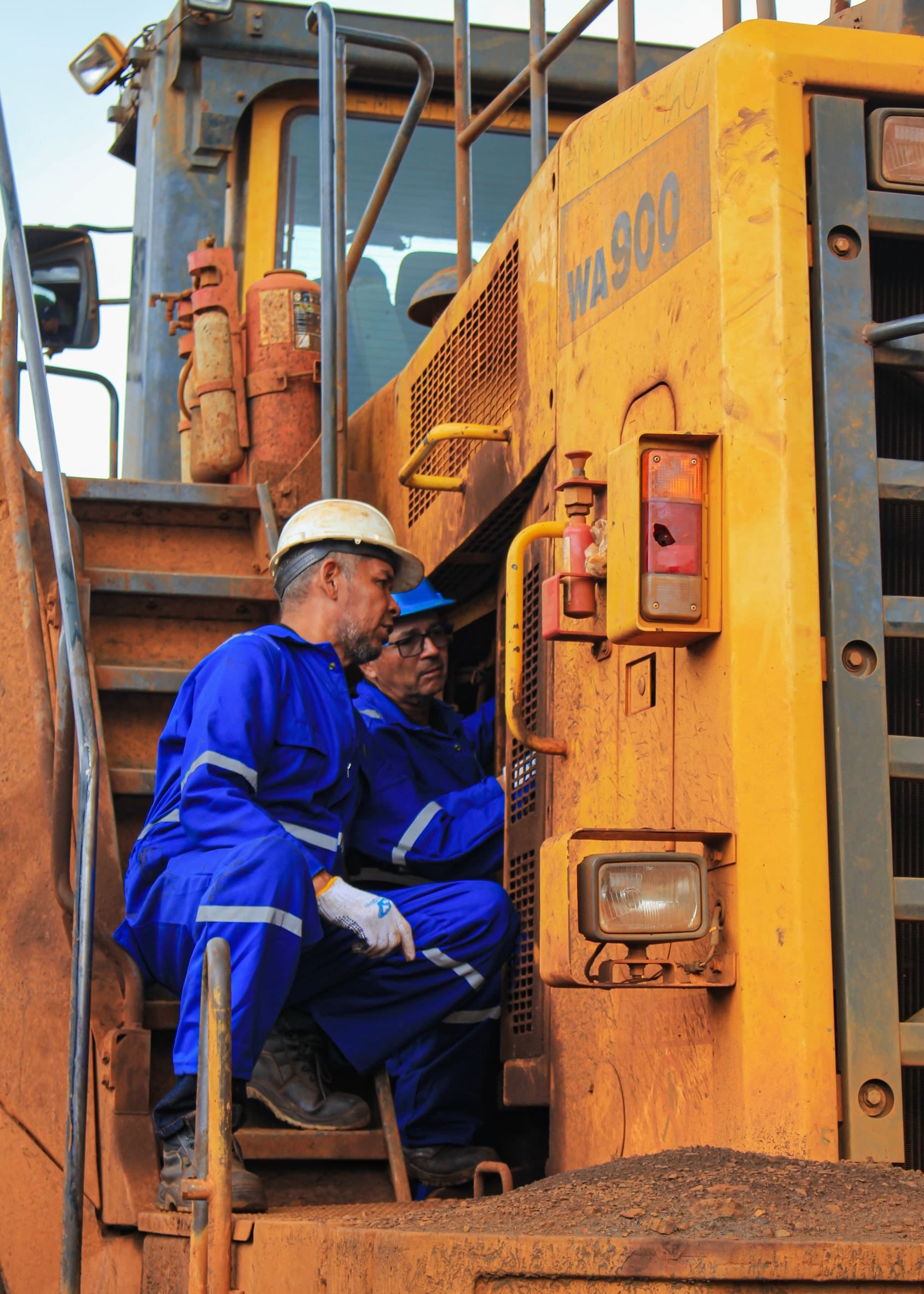 Inspección técnica y reparación de sistemas hidráulicos y de motor en equipo pesado